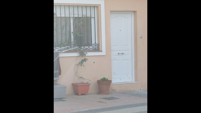 La puerta de una vivienda en Mijas tiroteada.