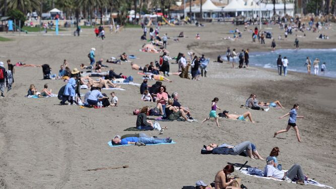 Bañistas en la playa en Málaga estos días.
