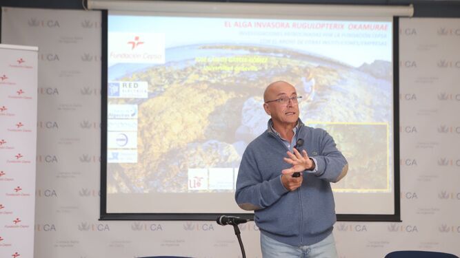 El catedrático José Carlos García, durante la presentación de las conclusiones del estudio sobre el alga invasora.