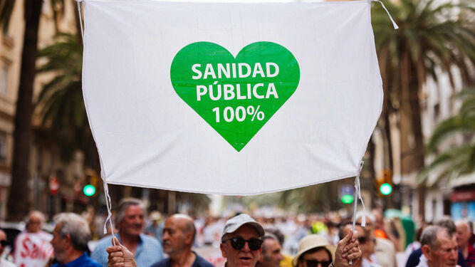 Manifestación en defensa de la Sanidad pública convocada por la Coordinadora Andaluza Mareas Blancas a su paso por la Alameda de Colón