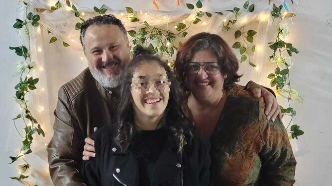 Celia Escaño junto a sus padres.