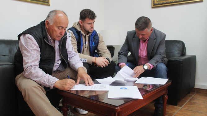 Axaragua y la Junta de Regantes firmando el plan de pagos de las aguas regeneradas