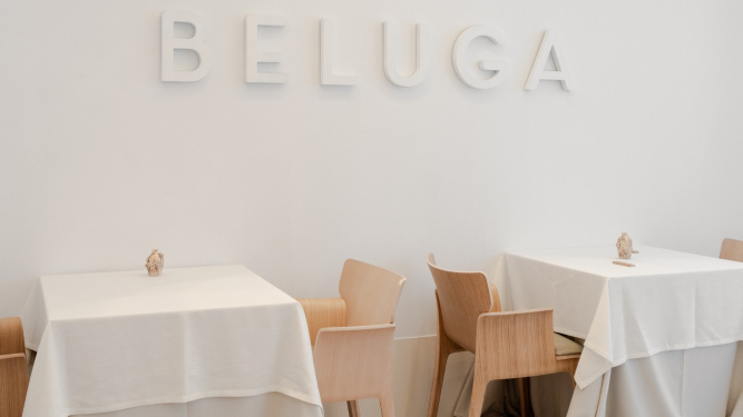 Mesas listas para el servicio del restaurante Beluga.