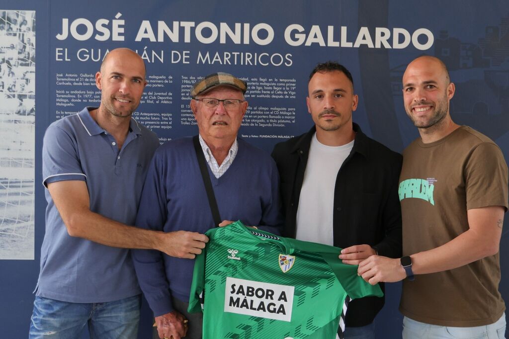 La entrega de la camiseta a la familia Gallardo por parte de Alfonso Herrero