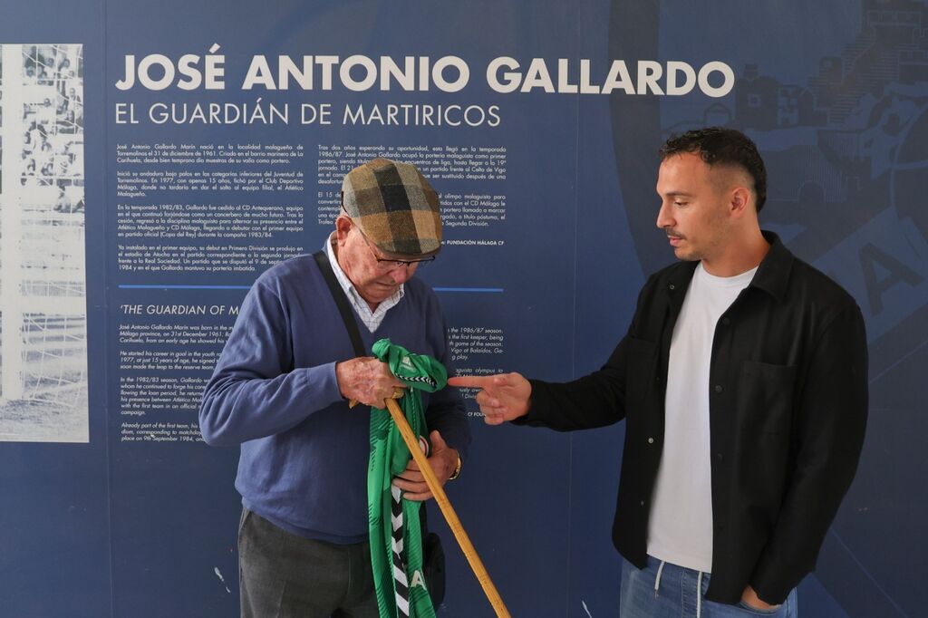 La entrega de la camiseta a la familia Gallardo por parte de Alfonso Herrero