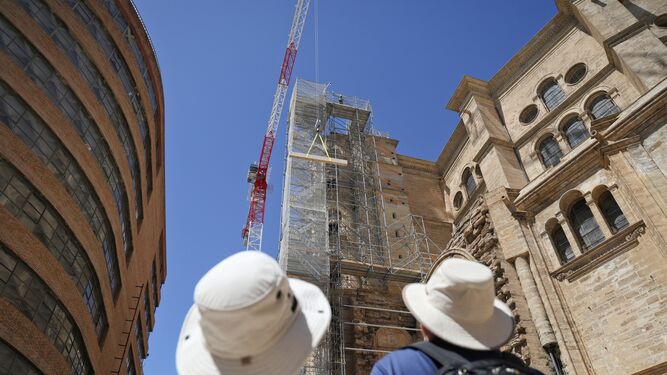 Colocan la primera viga de la nueva cubierta de la Catedral de Málaga, en fotos