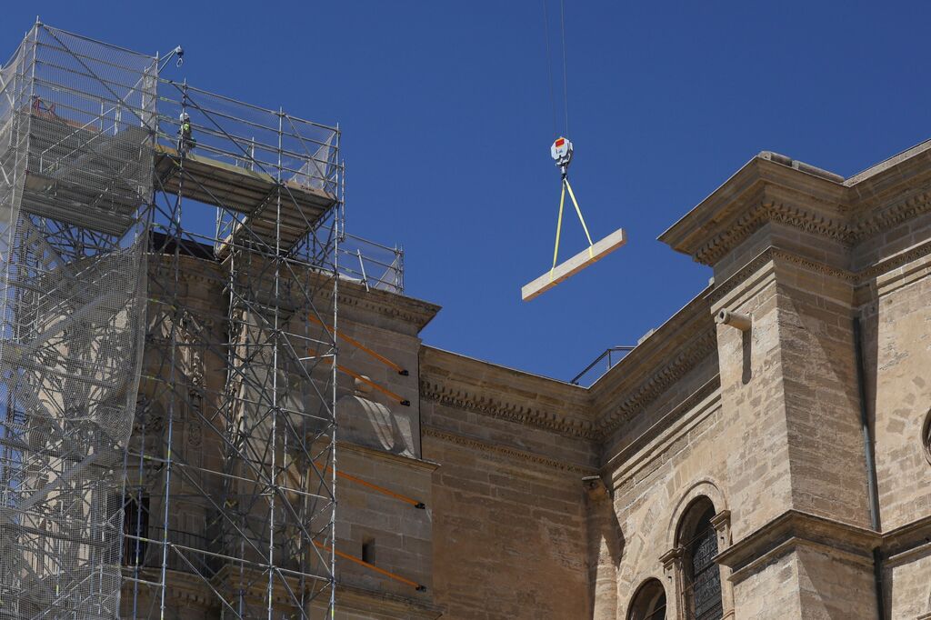 Colocan la primera viga de la nueva cubierta de la Catedral de M&aacute;laga, en fotos