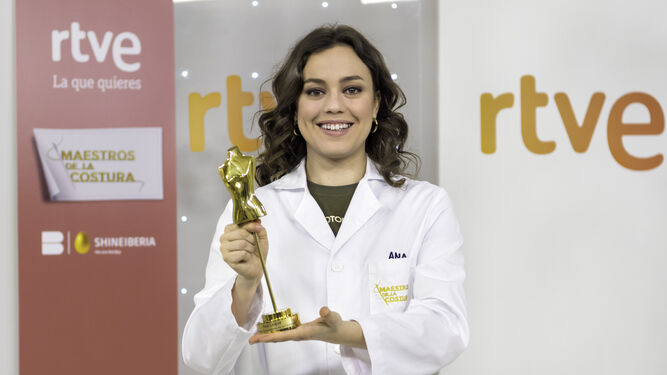 Ana Luque posa con el maniquí dorado que acredita su victoria final en 'Maestros de la costura'.