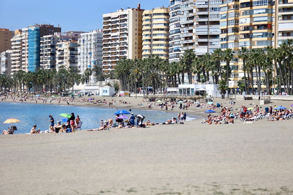 Los 'domingueros' llenan las playas para aprovechar el verano adelantado, en fotos