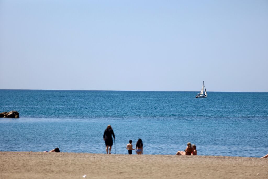 Los 'domingueros' llenan las playas para aprovechar el verano adelantado, en fotos
