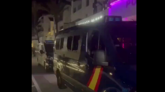 Un furgón policial en la zona próxima al tiroteo en Marbella