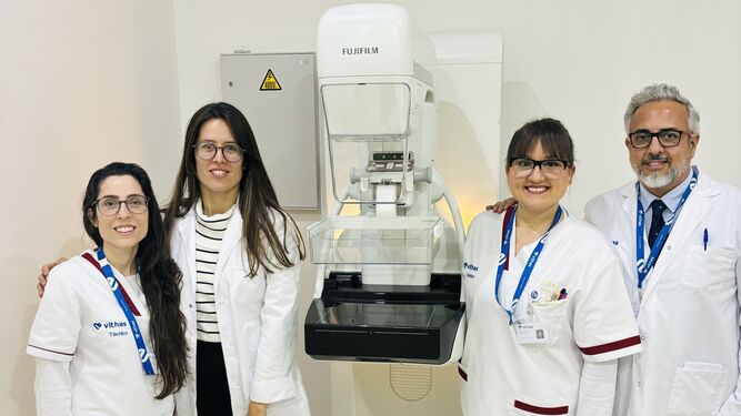 Equipo de Vithas Xanit Estepona con el nuevo equipo para hacer mamografías 3D.