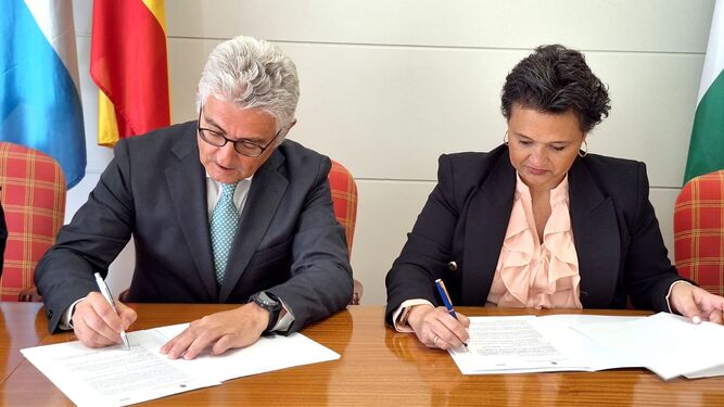 La firma del protocolo entre el Ayuntamiento y la AECOC.
