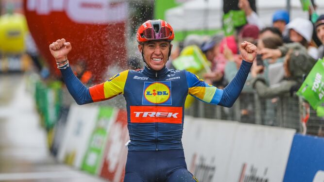 El sevillano Juanpe López celebra su triunfo en la primera etapa del Tour de los Alpes