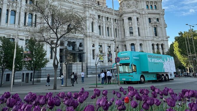 El autobús de 'la ruta del empleo' a su paso por Madrid.