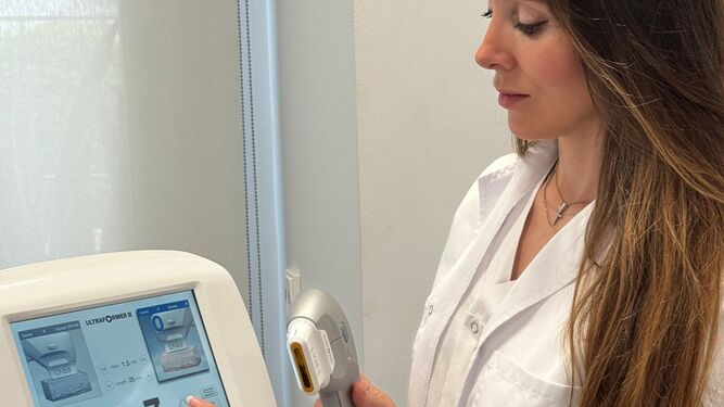 Una máquina de tratamiento de ultrasonido de alta intensidad para el rejuvenecimiento facial.