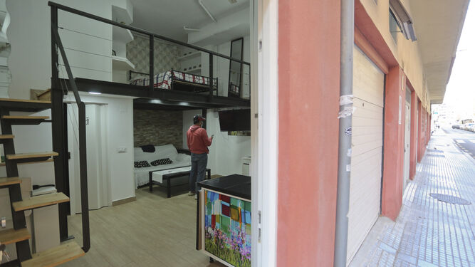 Interior de un local reconvertido en apartamento en Málaga.