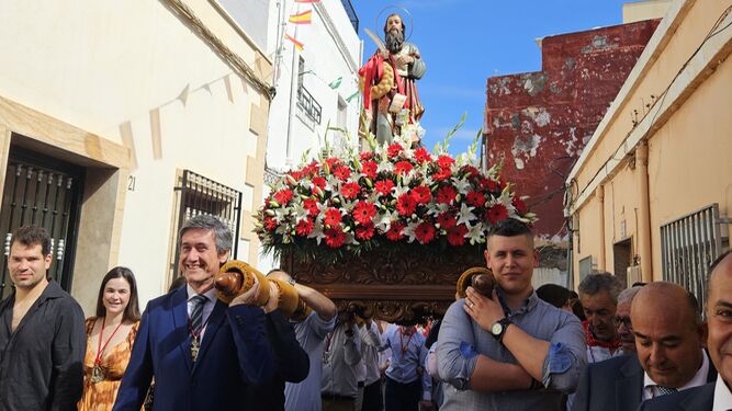El alcalde de Adra porta a San Marcos durante la procesión.